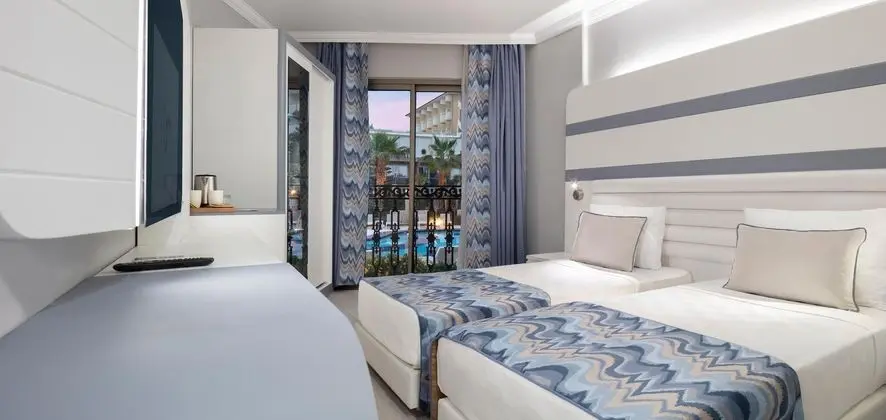 https://images.etstur.com/files/images/hotelImages/TR/212852/l/Blue-Marlin-Deluxe-Spa---Resort-Oda-353866.jpg