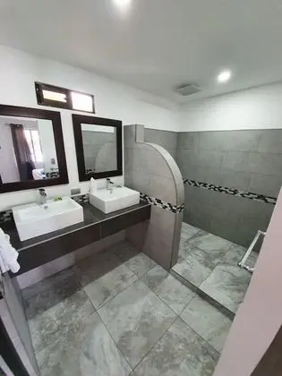 Premium Tek Büyük Yataklı Oda, 2 Büyük (Queen) Boy Yatak, Veranda, Havuz Manzaralı