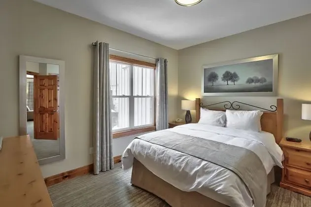 Ev, 1 Büyük (Queen) Boy Yatak ve Çekyat (Historic Snowbridge One Bedroom)
