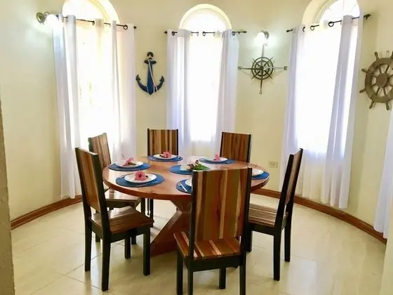 Panoramic Ev, 4 Yatak Odası, Plaj Manzaralı, Denize Sıfır