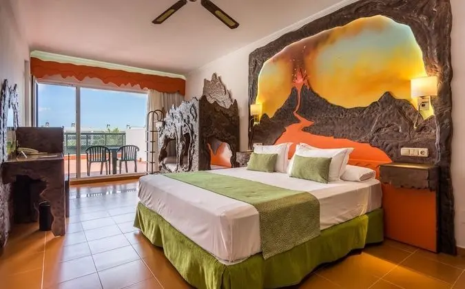 Tek Büyük Yataklı Oda (Themed - 2 Adults + 1 Child)