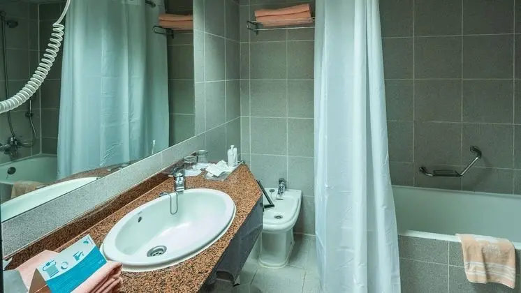 Superior Tek Büyük Yataklı Oda (2 Adults + 1 Child)