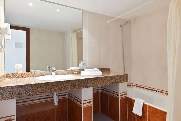 Standard Tek Büyük Yataklı Oda (2 adultos + 1 niño)