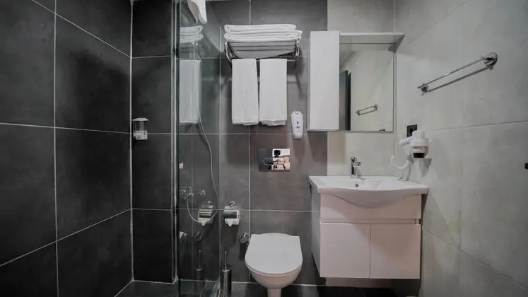 Standart Oda, Kara ve Havuz Manzaralı, Balkonlu