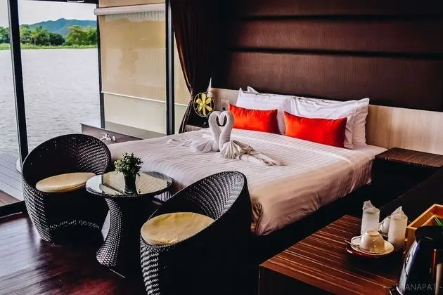 Deluxe room raft with Jacuzzi