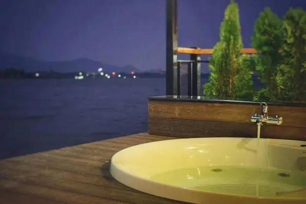Deluxe room raft with Jacuzzi