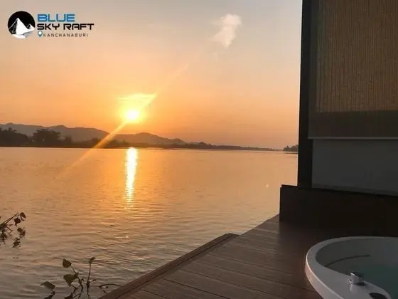 Deluxe room raft with Jacuzzi