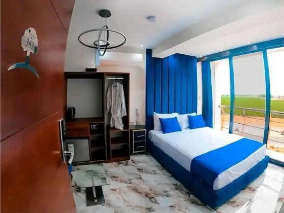 Suite con jacuzzi y balcón