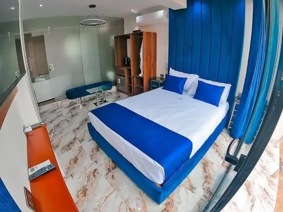 Suite con jacuzzi y balcón