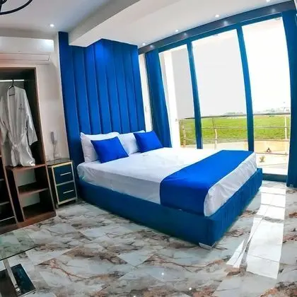Suite con jacuzzi y balcón