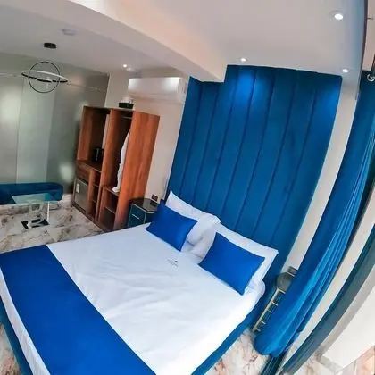 Suite con jacuzzi y balcón