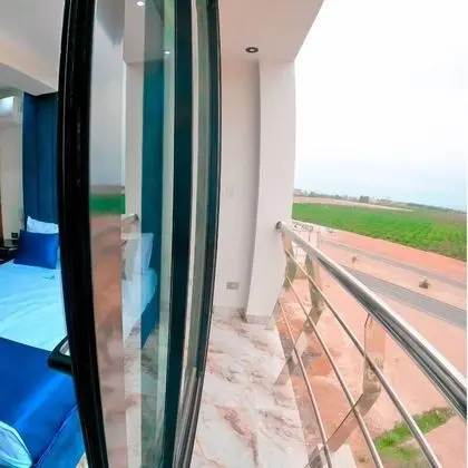 Suite con jacuzzi y balcón