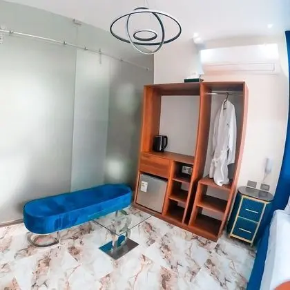 Suite con jacuzzi y balcón