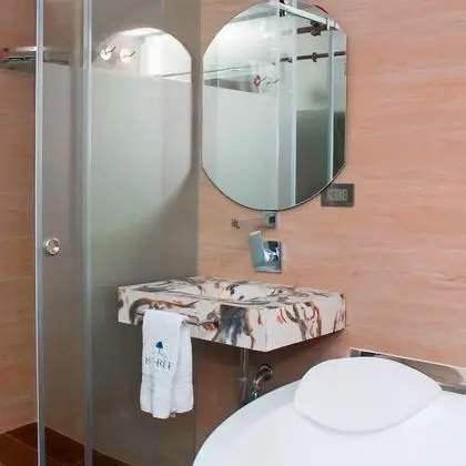 Suite con jacuzzi y balcón