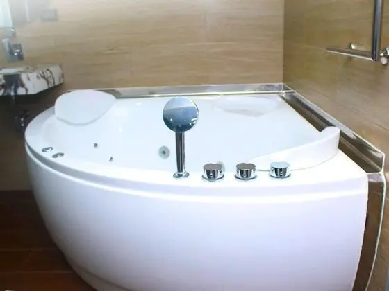 Suite con jacuzzi y balcón