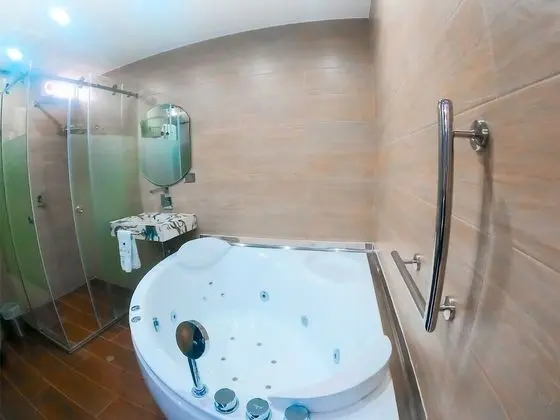Suite con jacuzzi y balcón
