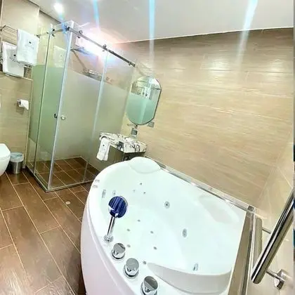 Suite con jacuzzi y balcón