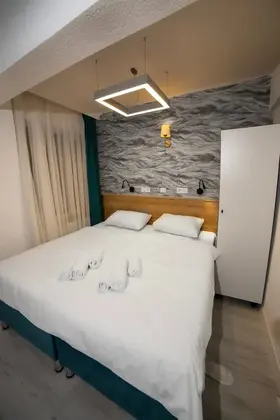 Cift Kisilik Yatakli Standard Custom Deniz Manzarali Oda