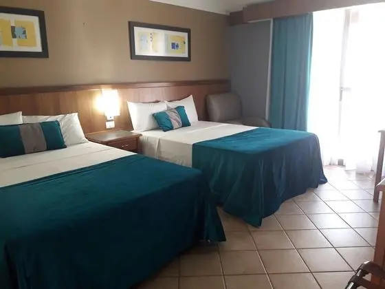 Quarto superior, 2 camas de casal  1111