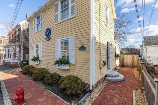 Ev (Blue Water: The Cottage)