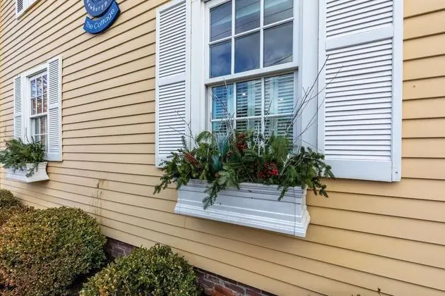 Ev (Blue Water: The Cottage)