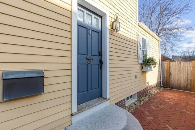 Ev (Blue Water: The Cottage)