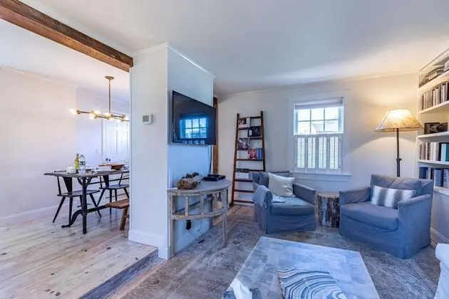 Ev (Blue Water: The Cottage)