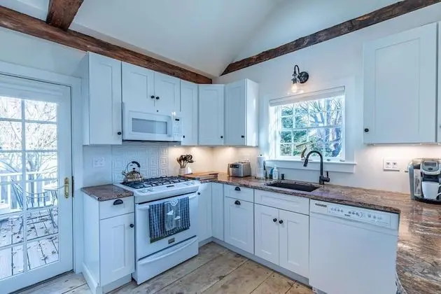 Ev (Blue Water: The Cottage)