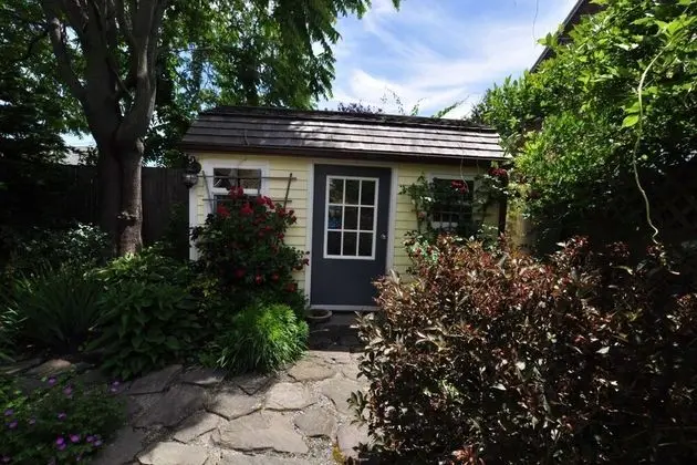 Ev (Blue Water: The Cottage)