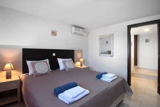 Villa, 4 Yatak Odası (2 seperate entrances, 2 Floors)