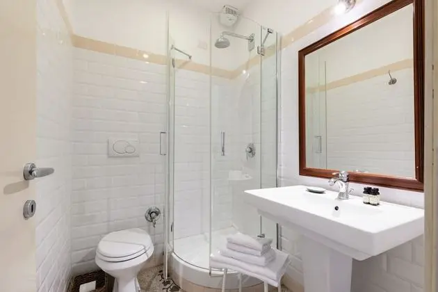 Romantic Tek Büyük veya İki Ayrı Yataklı Oda, Avlu Manzaralı