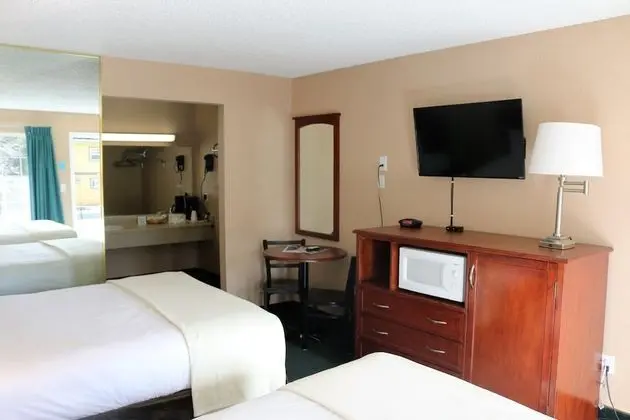 2 Queen Beds Non Smoking (No Pets Allowed)