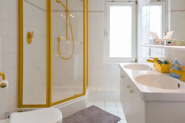 Tek Büyük Yataklı Oda, Ortak Banyo