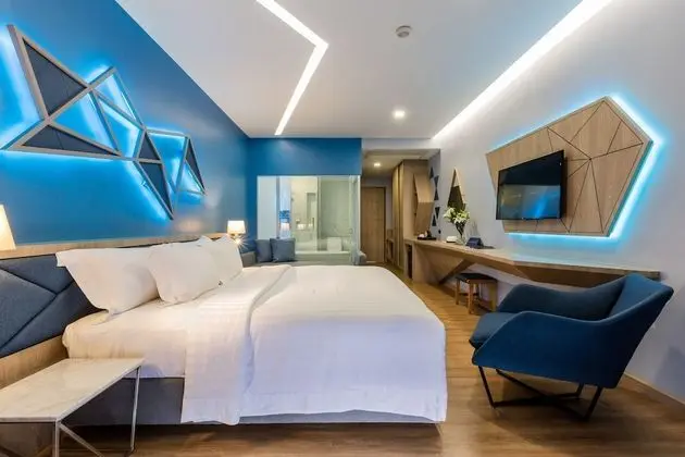 Deluxe Pool Access Room