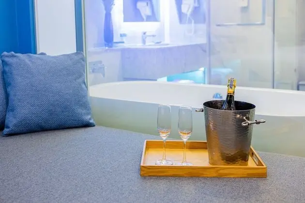 Deluxe Pool Access Room