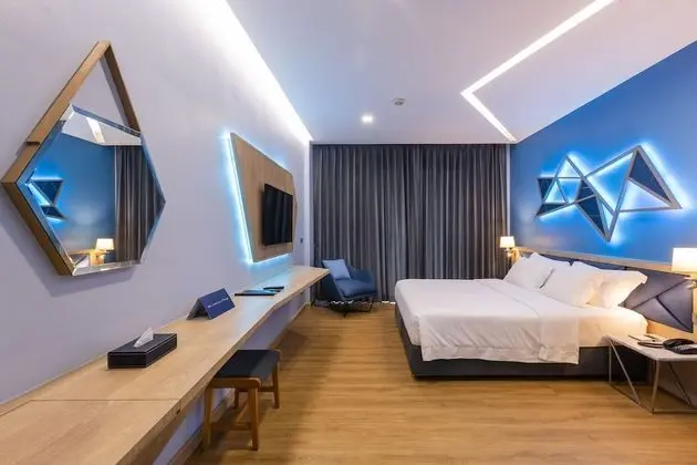 Deluxe Pool Access Room