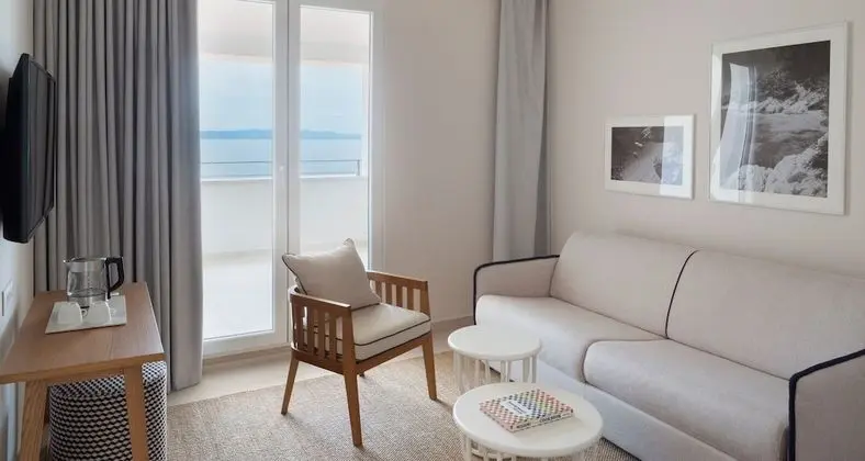 Junior Süit, Balkon, Kısmi Deniz Manzaralı