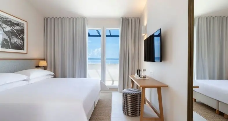 Standard Tek Büyük veya İki Ayrı Yataklı Oda, Balkon, Kısmi Deniz Manzaralı
