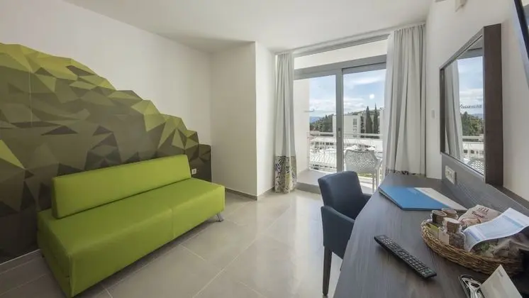Superior Tek Büyük Yataklı Oda, Balkon, Kısmi Deniz Manzaralı
