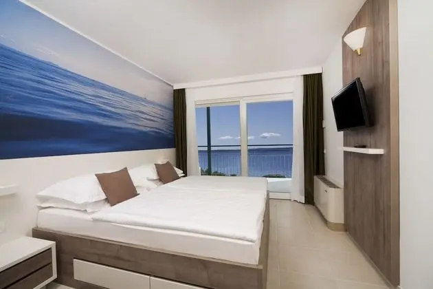 Süit, Balkon, Kısmi Deniz Manzaralı