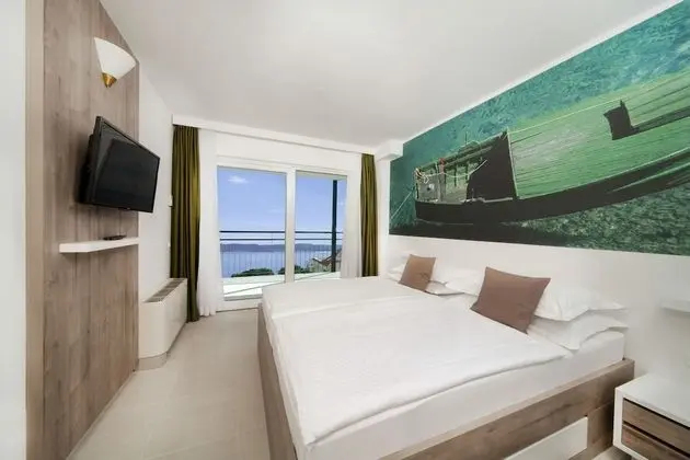Süit, Balkon, Kısmi Deniz Manzaralı