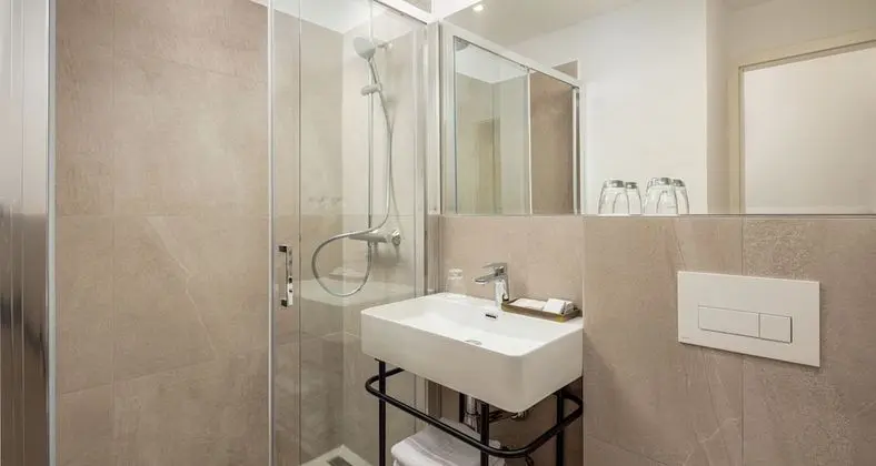 Superior Tek Büyük Yataklı Oda, Balkon, Kısmi Deniz Manzaralı