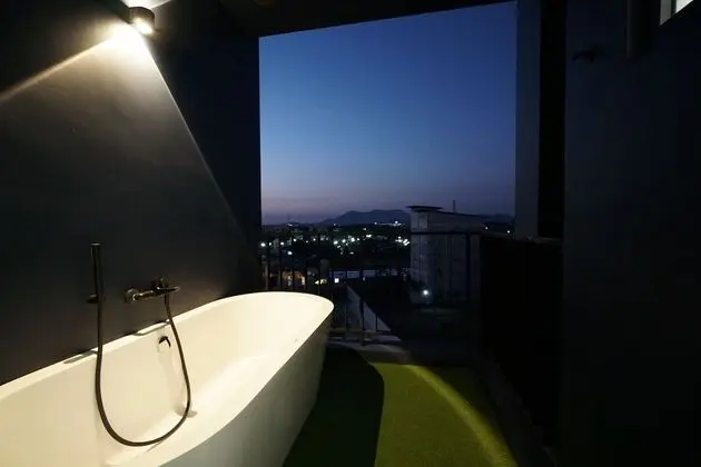 Deluxe Double Bed with Outside Bathtub