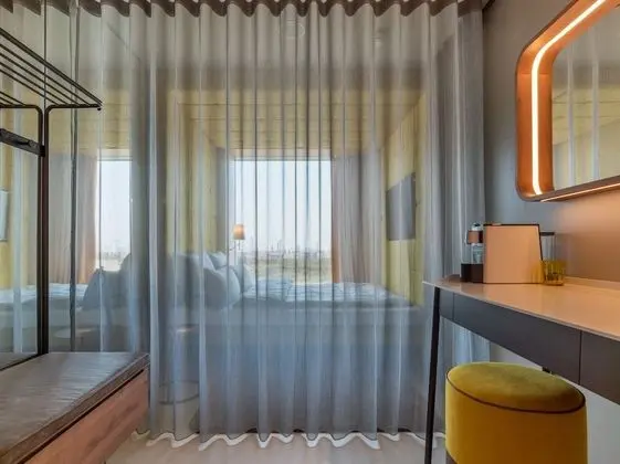 Smart Room - Skyline View