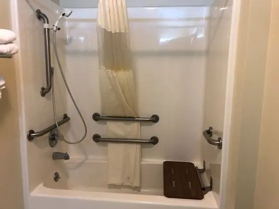 Oda, 2 Büyük (Queen) Boy Yatak, Engellilere Uygun, Sigara İçilmez (Accessible Benched Tub)