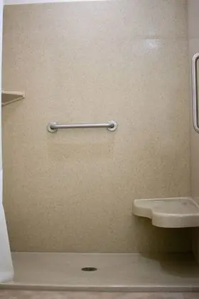 Oda, 1 En Büyük (King) Boy Yatak, Engellilere Uygun, Sigara İçilmez (downstairs)