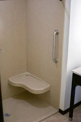 Oda, 1 En Büyük (King) Boy Yatak, Engellilere Uygun, Sigara İçilmez (downstairs)