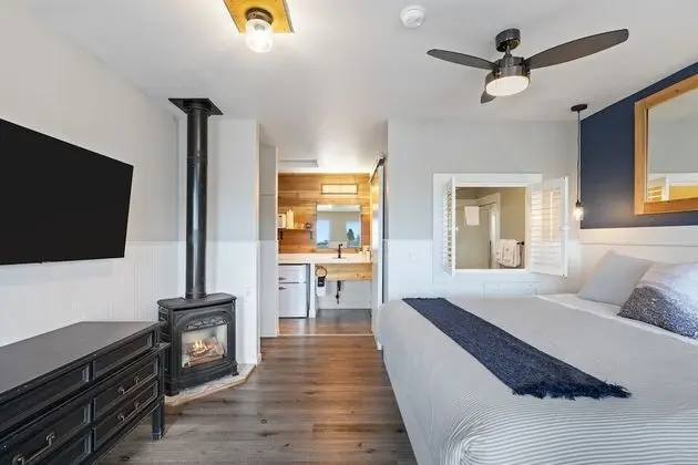 Deluxe Studio with Jetted Tub