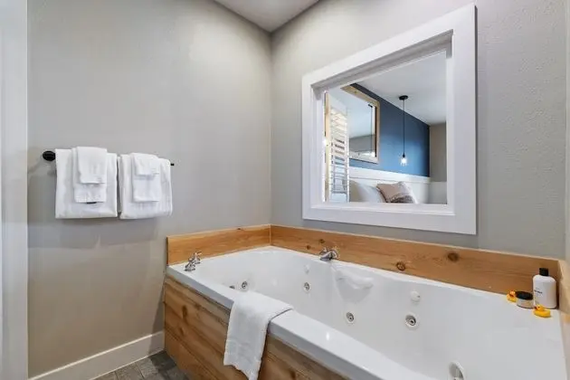 Deluxe Studio with Jetted Tub
