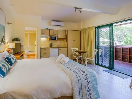 Deluxe Studio, 1 Queen Bed, Pool View - Not Pet Friendly